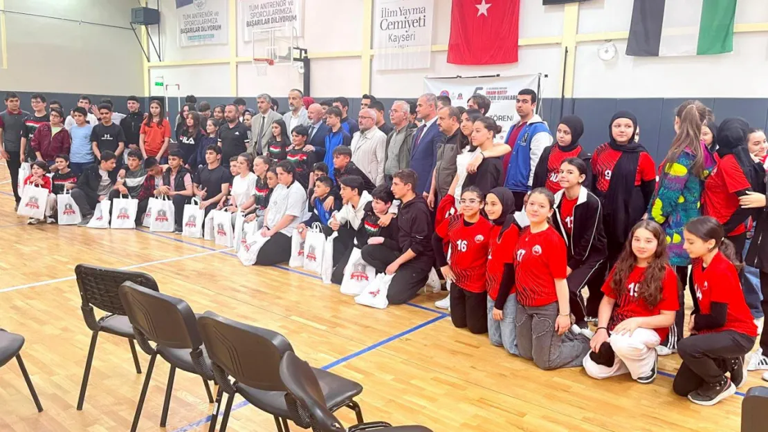 İmam Hatip Spor Oyunlarının Birincileri Ödüllendirildi