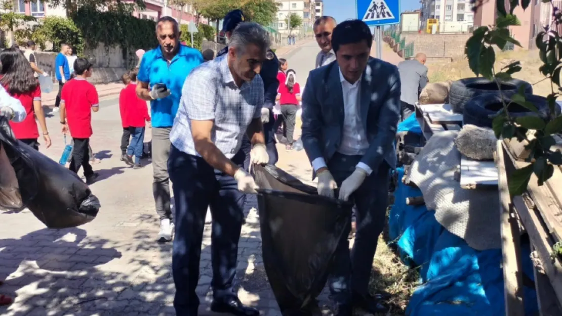 İncesu'da öğrenciler poşet poşet çöp topladı