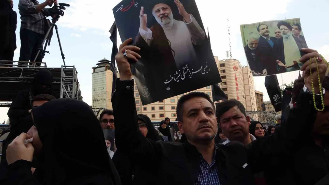 İran'da halk Reisi'yi anmak için toplandı