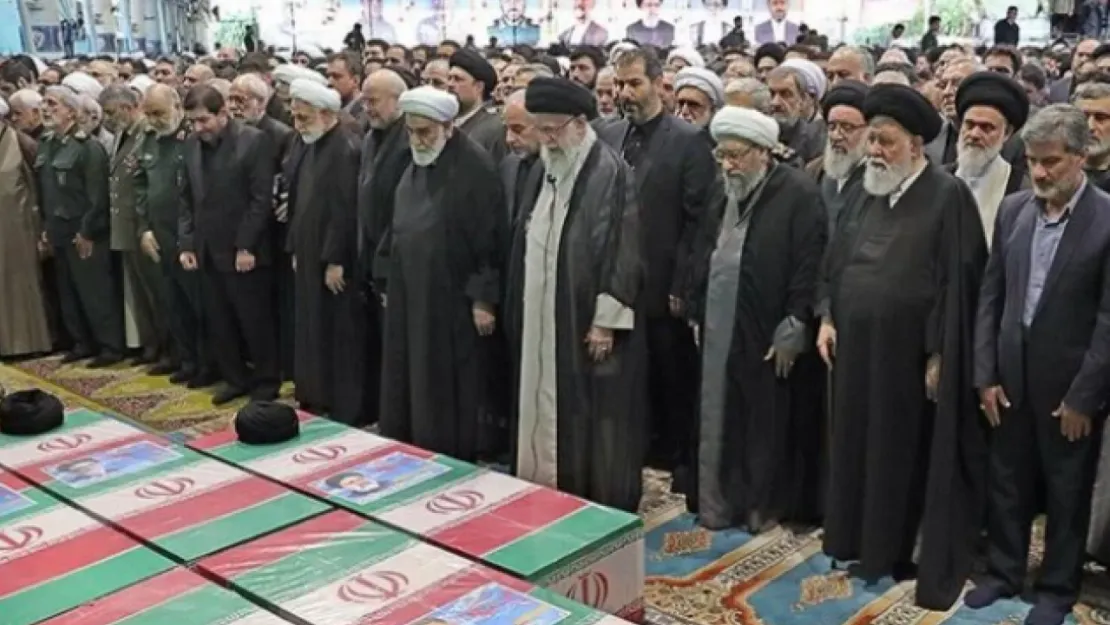 İran dini lideri Hamaney, Cumhurbaşkanı Reisi'nin cenaze namazını kıldırdı