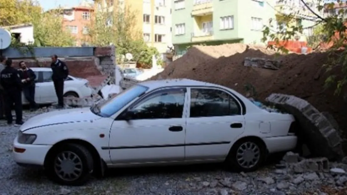 İş makinesi bahçe duvarını yıktı 2 otomobilde hasar oluştu
