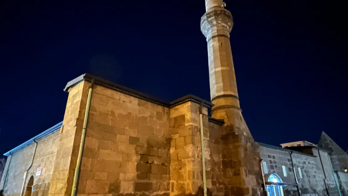 İsmini dönüştürüldüğü yapıdan alan cami: Han Cami