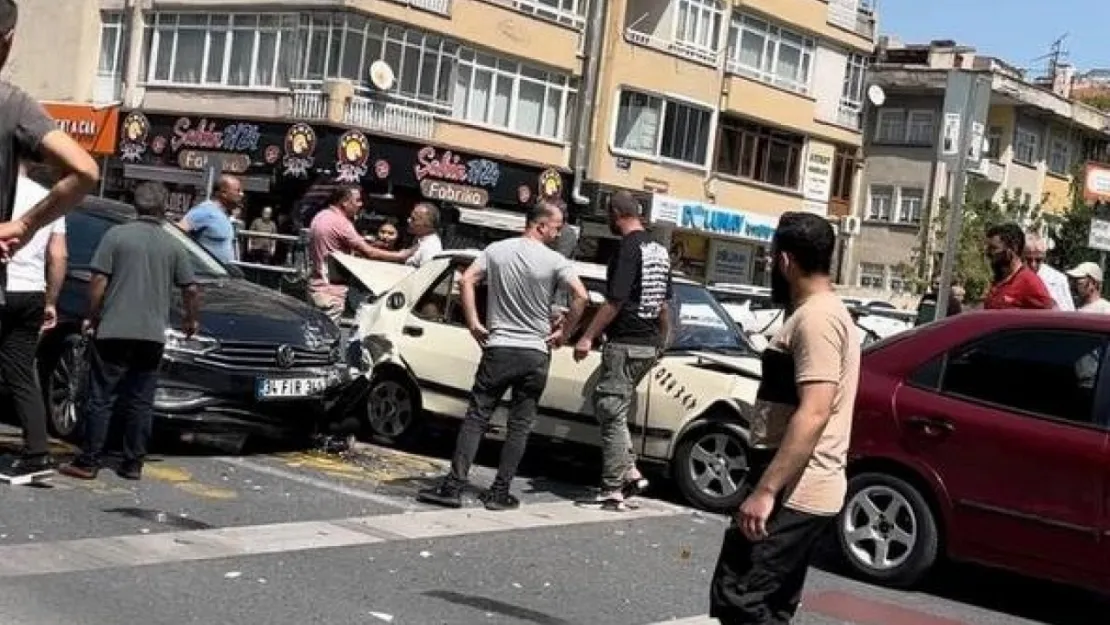 İstasyon Caddesi'ndeki zincirleme kazada yaralılar var