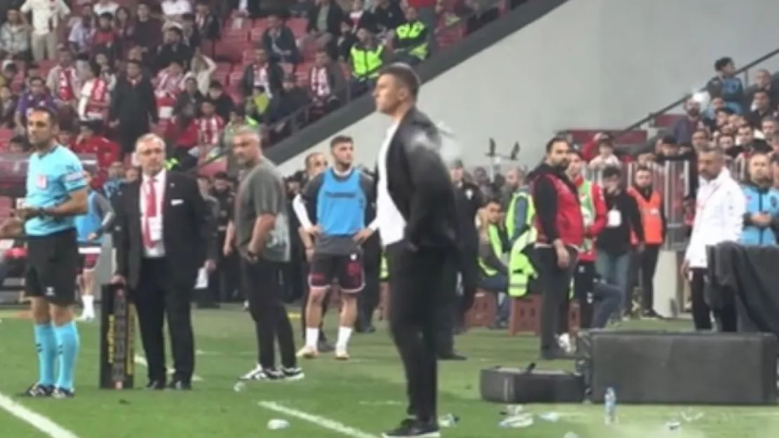 Jakirovic sırtına pet şişe atılmasını alkışladı kırmızı kart gördü