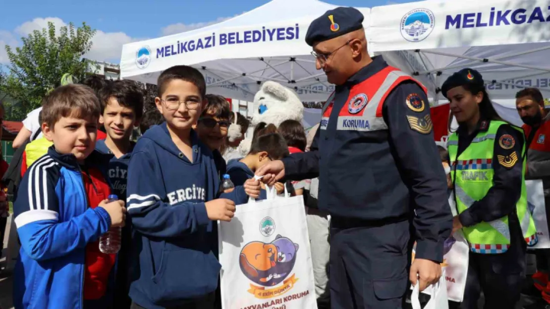 Jandarma'dan öğrencilere hayvanat bahçesi gezisi