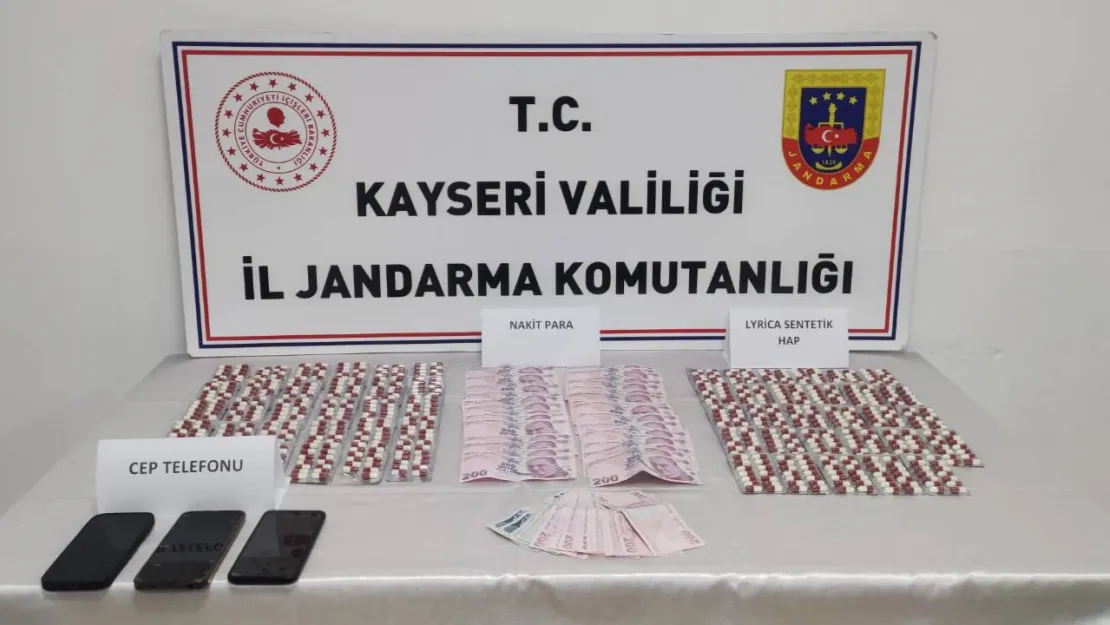 Jandarma ekipleri bin 36 adet sentetik hap ele geçirdi