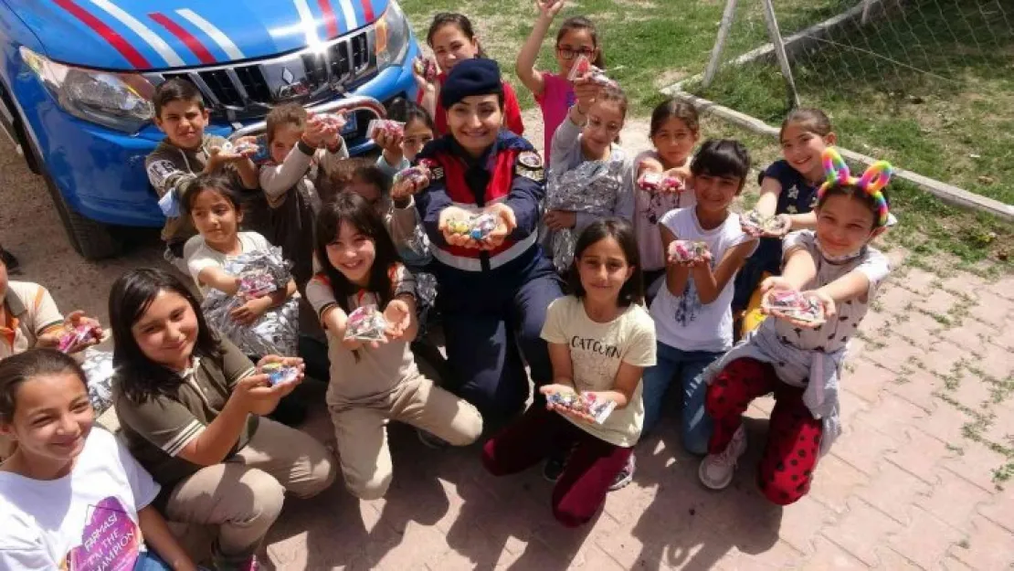 Jandarma ekipleri köyde yaşayan çocuklara bayram sevincini önceden yaşattı