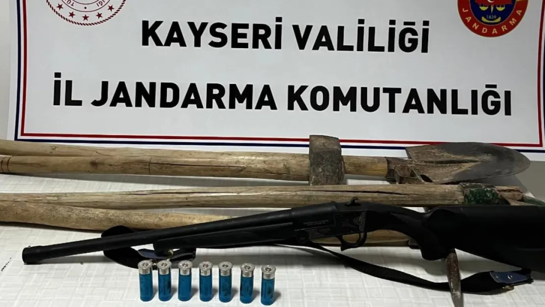 Jandarma ekipleri tarafından izinsiz kazı yapan 2 kişi yakalandı