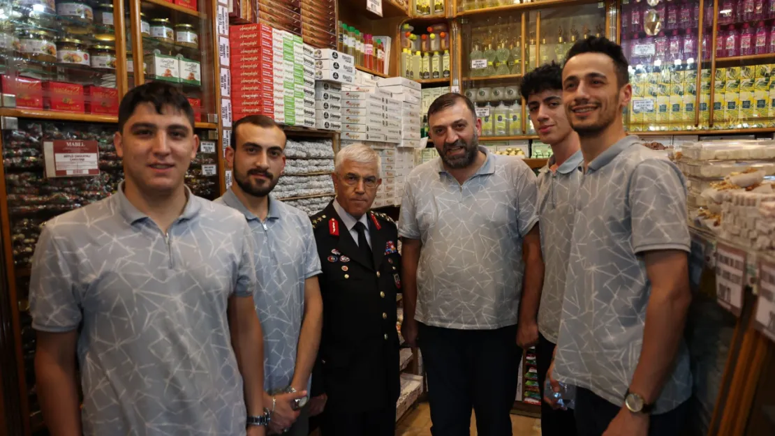 Jandarma Genel Komutanı Orgeneral Arif Çetin'e vatandaşlardan ilgi