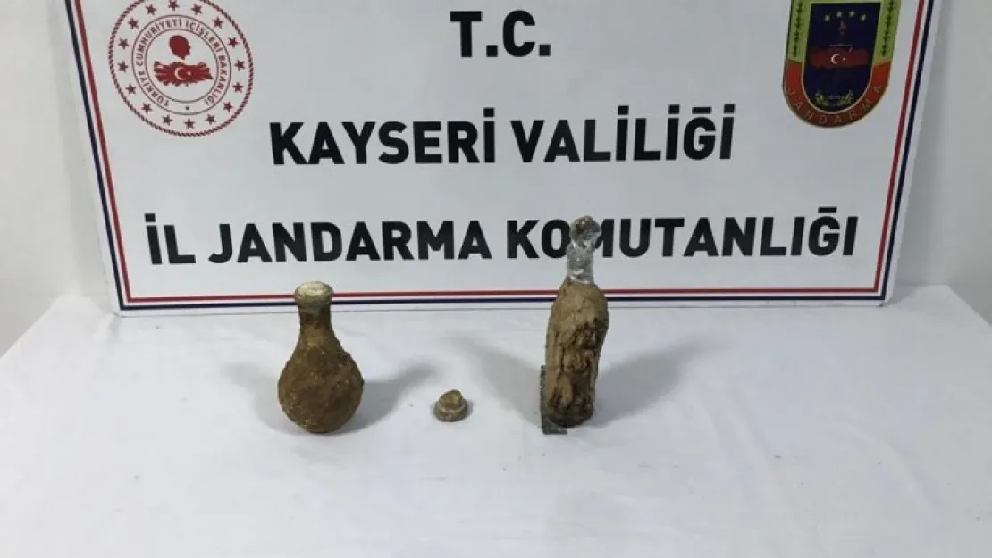 Jandarma, tarihi eser, uyuşturucu ve ruhsatsız silah ele geçirdi