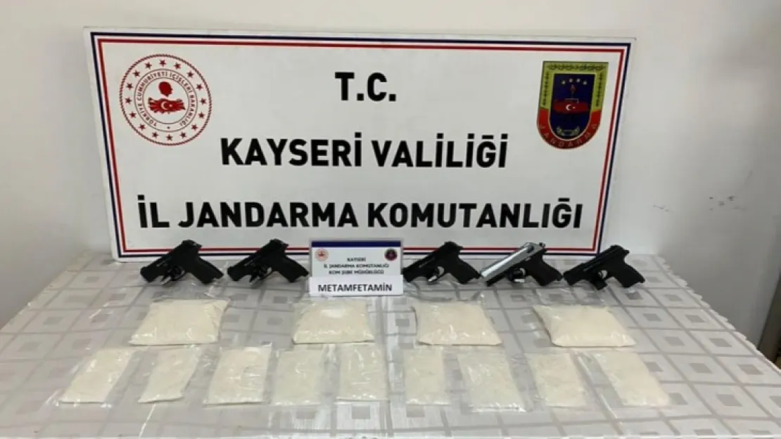 Uyuşturucu tacirleri 3 kg uyuşturucu ve 5 silahla ele geçirildi