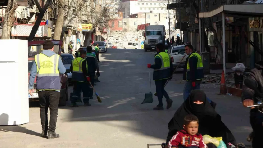 Kahramanmaraş'ta enkazlardan sonra sokaklar da temizleniyor