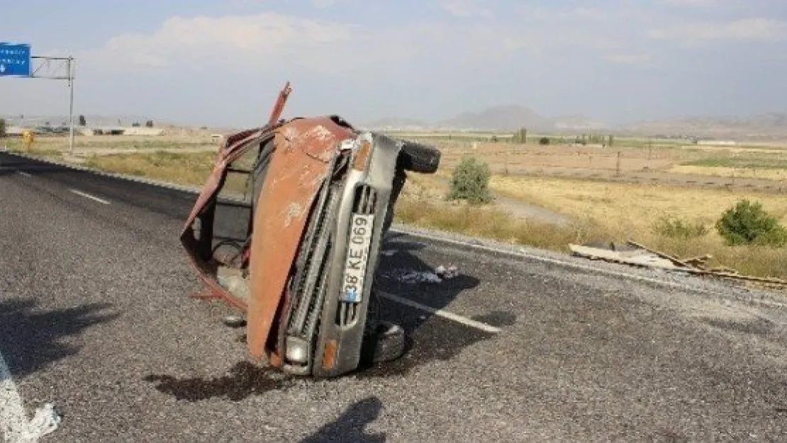 Kalas Yüklü Kamyonet Devrildi: 1 Ölü 