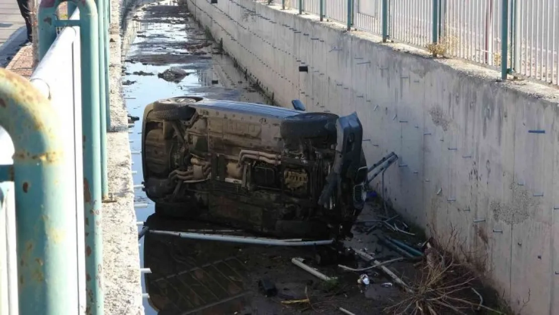 Kanala düşen otomobilin sürücüsü yaralandı