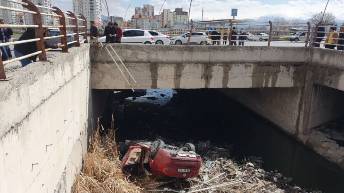 Kanala uçan otomobilden burunları kanamadan çıktılar