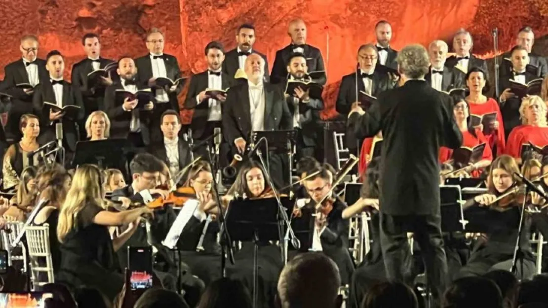 Kapadokya'da 140 kişilik koro Beethoven'in 9. Senfonisi ile kulakların pasını sildi