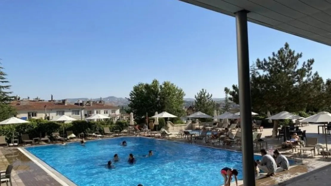 Kapadokya'da sıcak havadan bunalan turistler havuzda serinledi