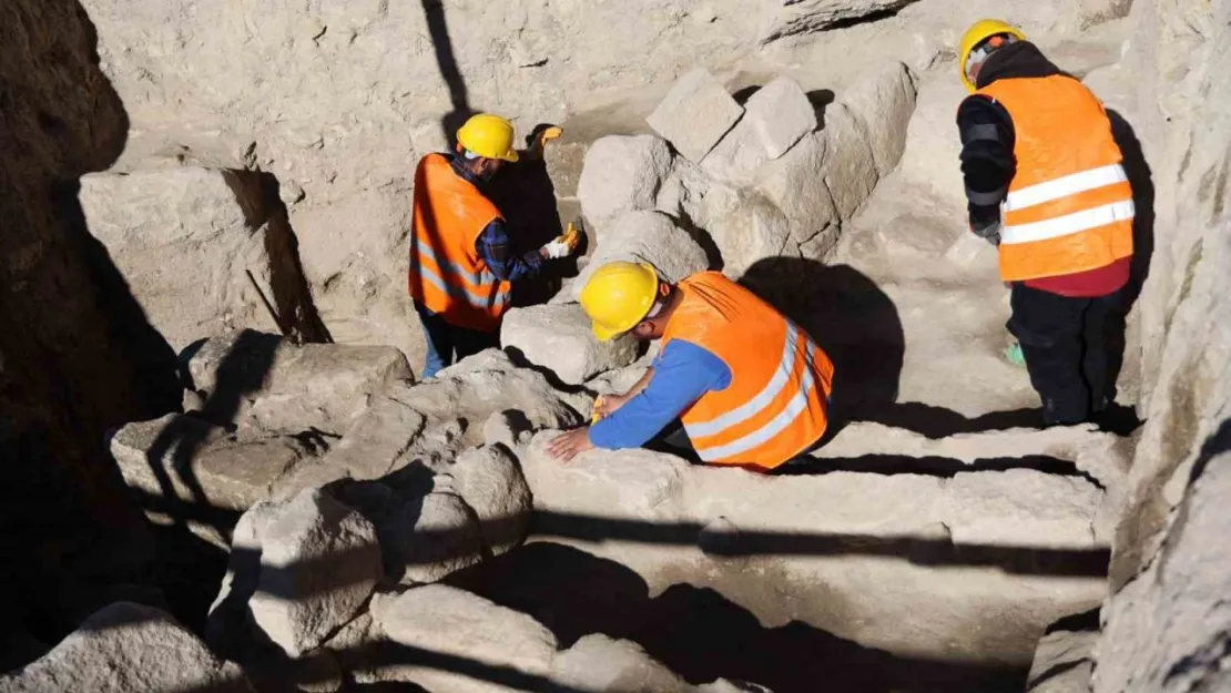 Kapadokya'da tarihi sürpriz: 1000 yıllık tarihi mezar ortaya çıkarıldı