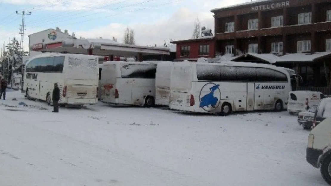 Kapanan Yollar Nedeniyle 150 Yolcu Geceyi Pınarbaşı'nda Geçirdi