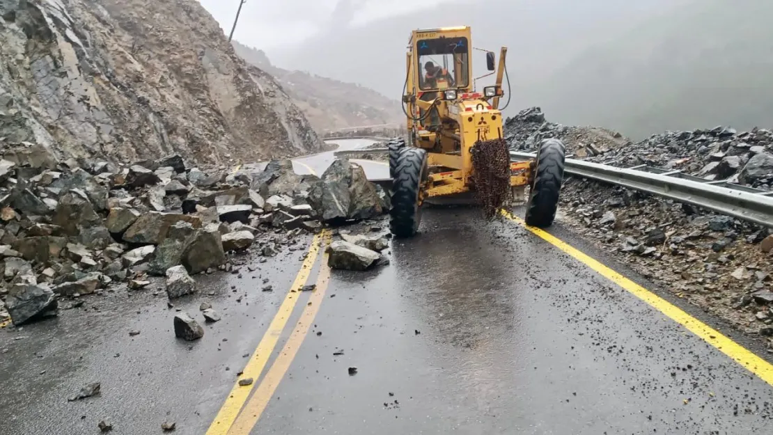 Kapuzbaşı'da heyelan nedeniyle kapanan yol ulaşıma açıldı