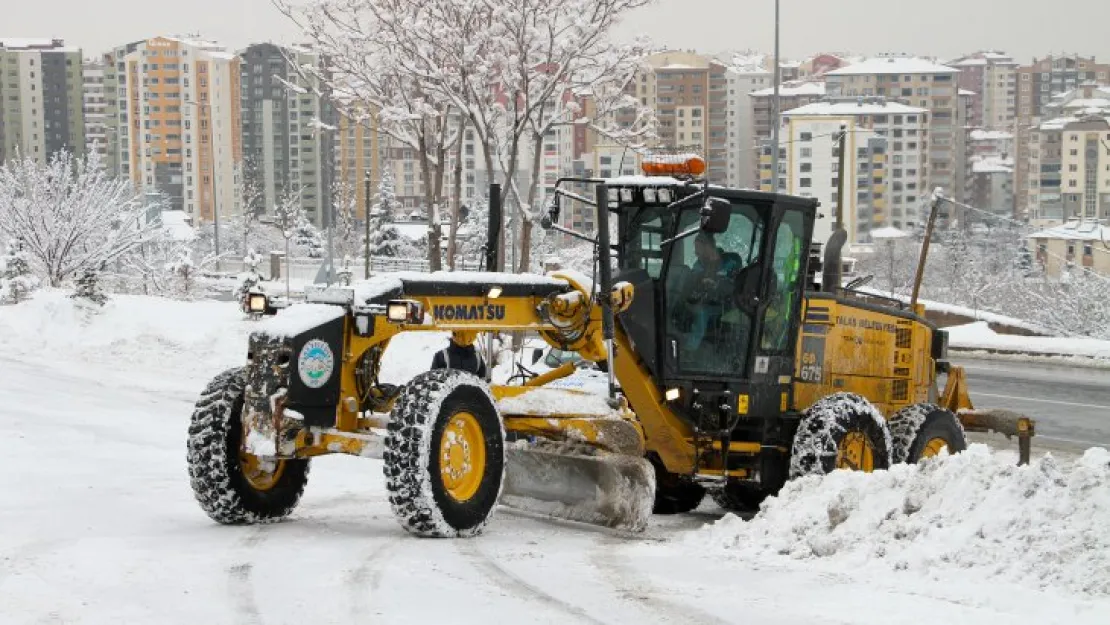 Kar yere, Talas belediyesi yollara düştü