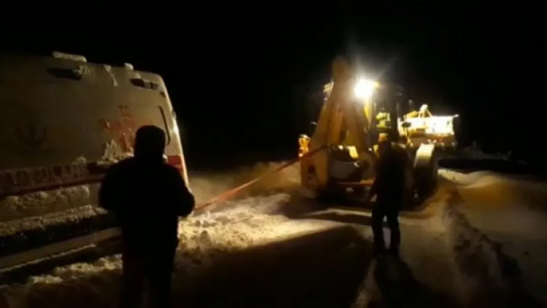 Kara saplanan ambulansı karla mücadele ekipleri kurtardı