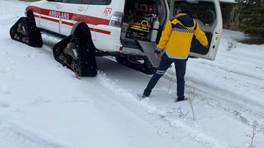 Karda mahsur kalan hastaya paletli ambulansla ulaşıldı