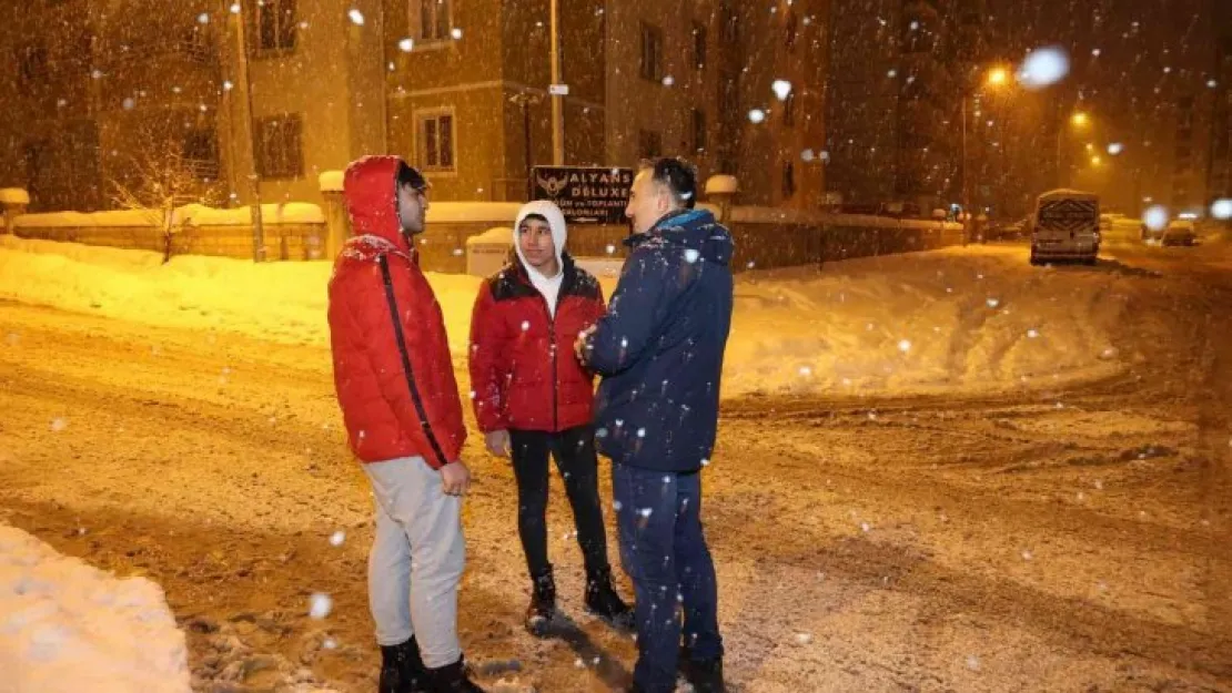 Karla mücadele ekipleri kar mesaisine hız kesmeden devam ediyor