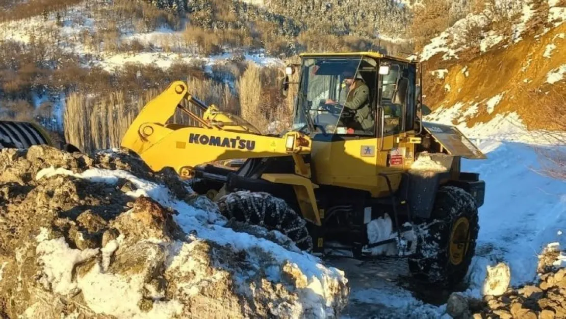 Kayalar köy yolunu kapattı, ekipler seferber oldu