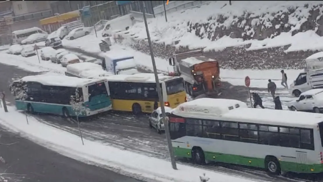 Kayganlaşan Eskişehir Bağları rampasında tehlikeli anlar