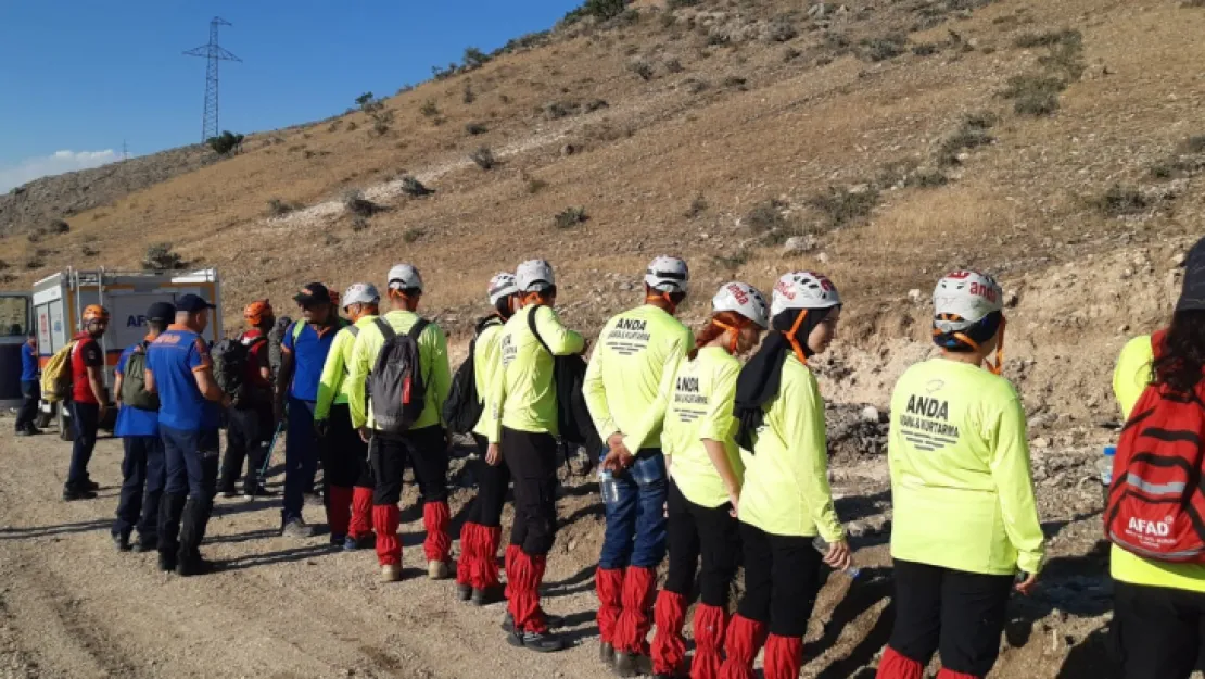 Kayıp olarak aranan genç ağaç altında uyurken bulundu