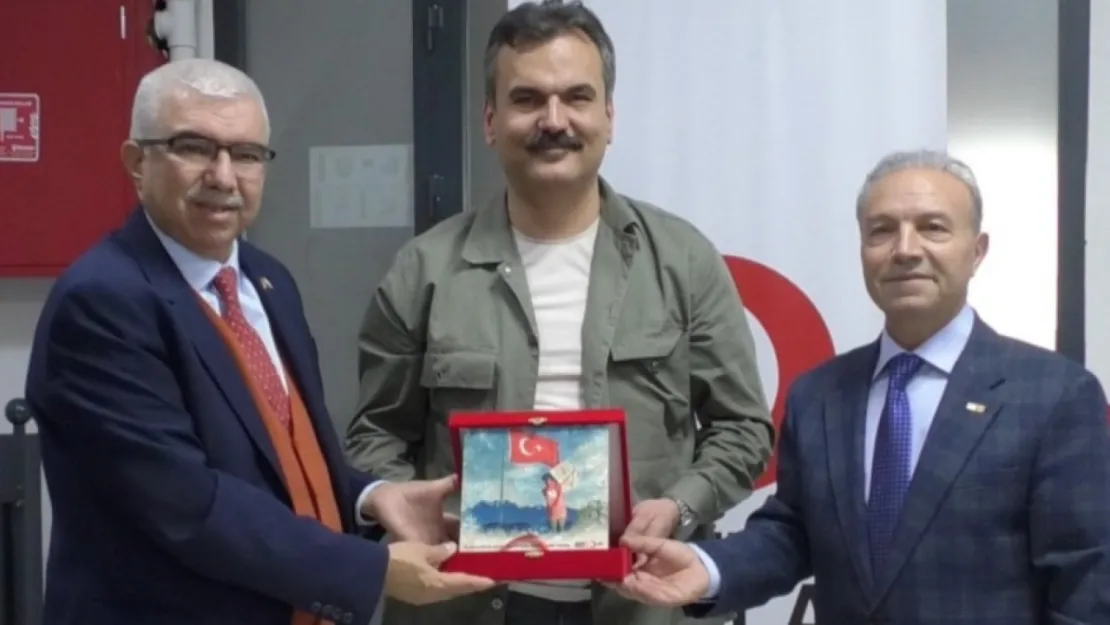 Kayseradar Genel Yayın Yönetmeni Mustafa Bayram'a Kızılay'dan teşekkür plaketi