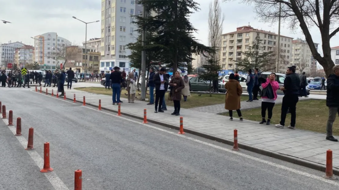 Kayseri 4.7 büyüklüğündeki depremle sallandı, vatandaşlar sokağa döküldü