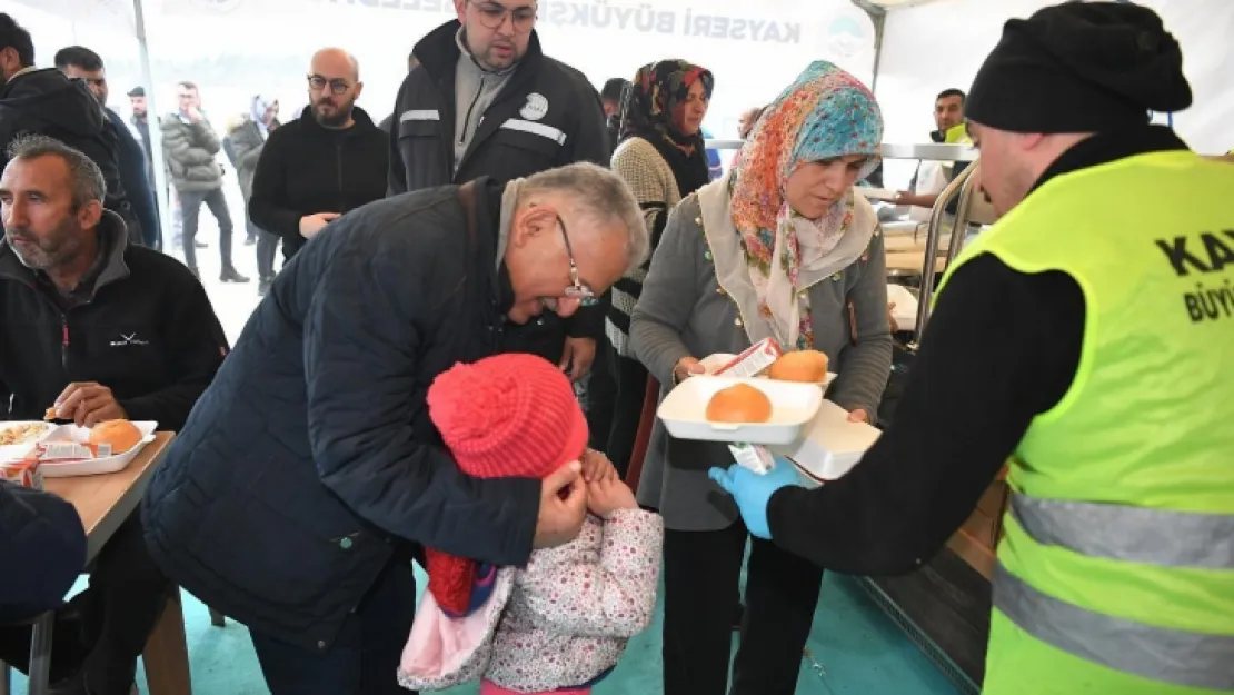 Büyükşehir, İlk Konteyner Kentte Sıcak Yemek Dağıtıyor