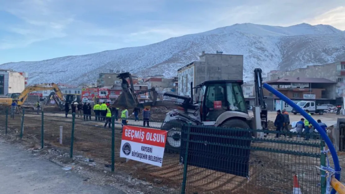 Kayseri'nin afet bölgesinde konteyner çarşı yapımı tüm hızıyla sürüyor