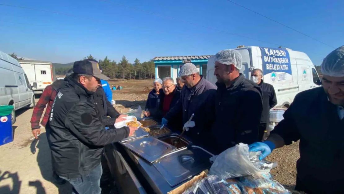 Büyükşehirden 15 Bin Depremzedeye Sıcak Yemek Hizmeti