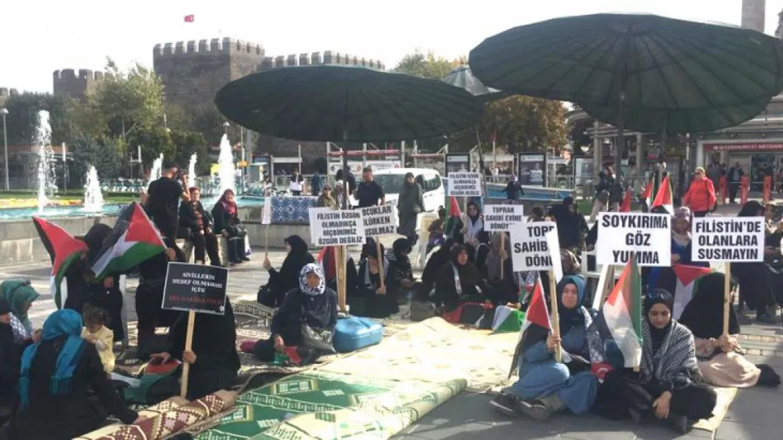 Kayseri Cumhuriyet Meydanı'nda Gazze için Oturma Eylemi Devam Ediyor