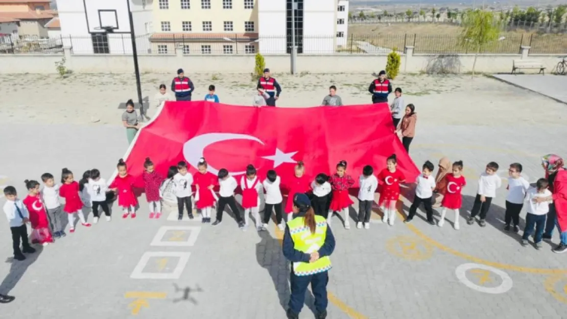 Kayseri'de 270 öğrenciden '100. Yıl Koreografisi'