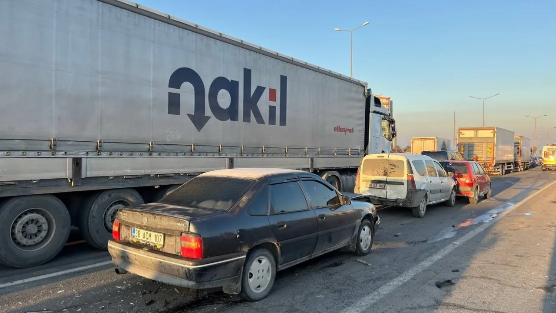 Mimarsinan Yolunda 3 aracın karıştığı zincirleme kaza: 2 yaralı