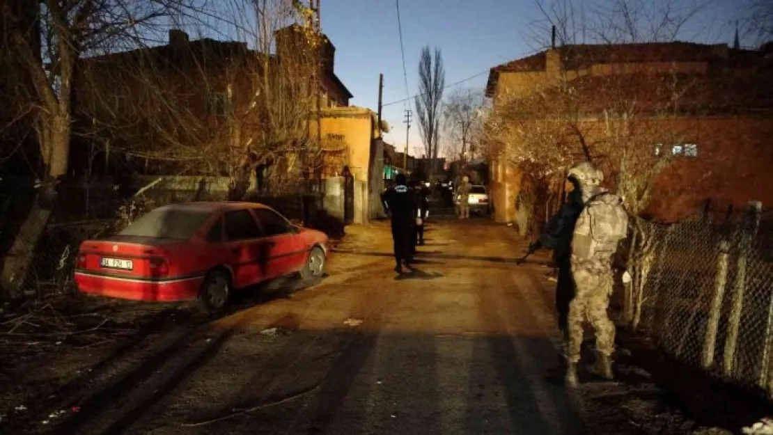 Kayseri'de 300 polisle 20 adrese şafak operasyonu: 50 gözaltı