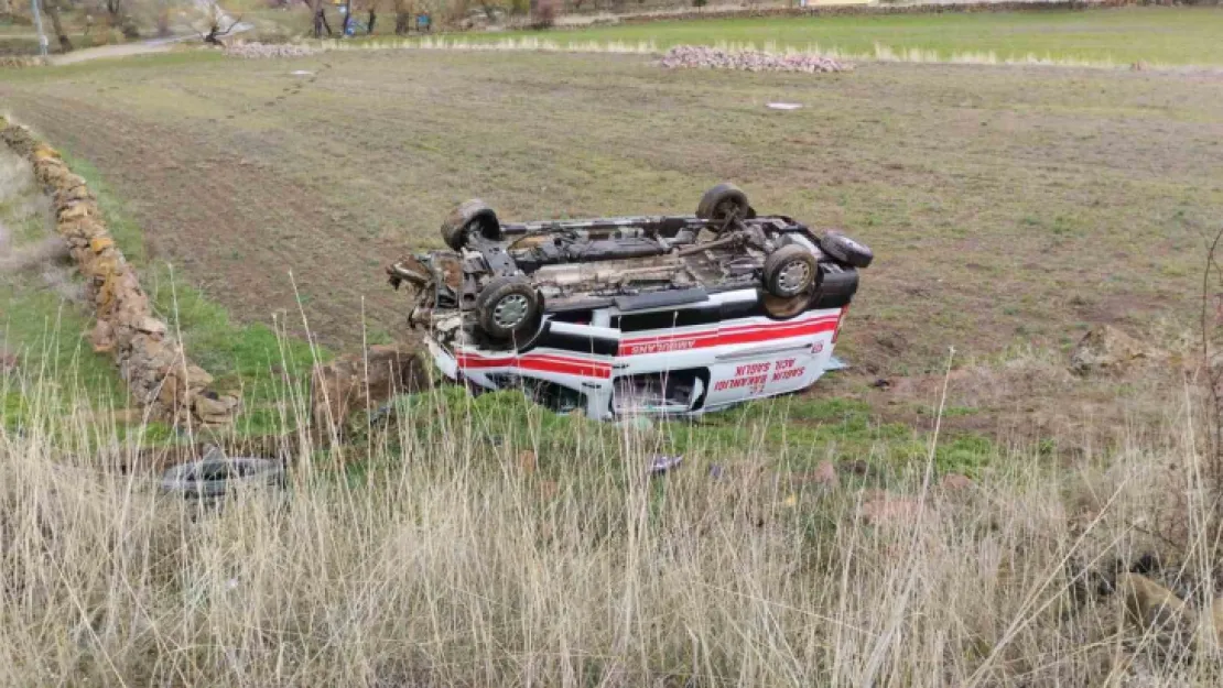 Tomarza'da ambulans takla attı: 3 yaralı