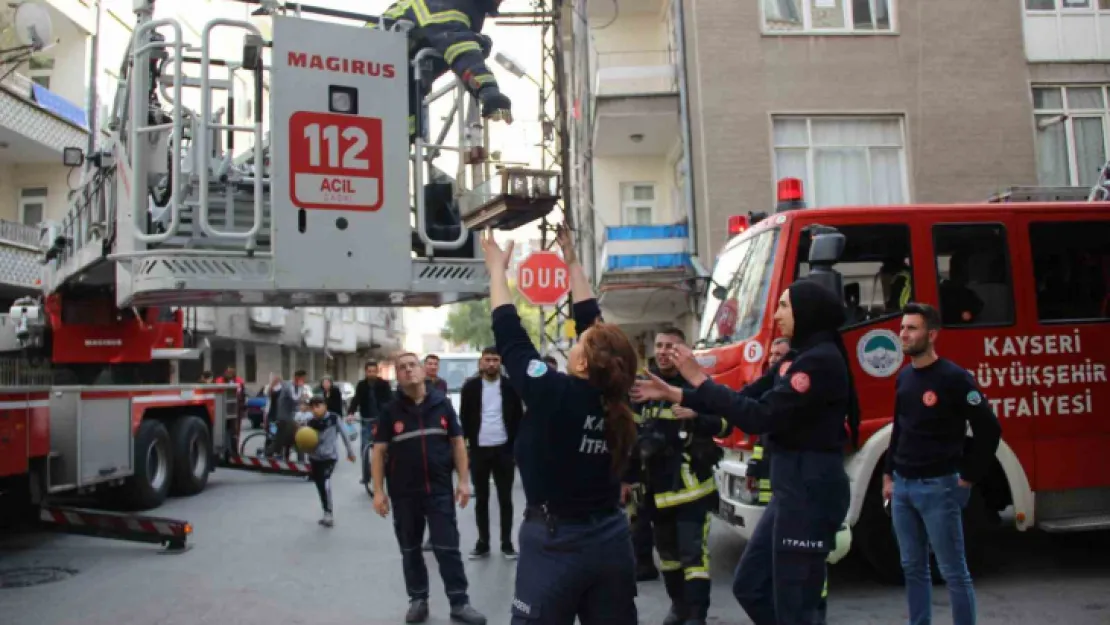 Kayseri'de binada yangın: Ekipler mahsur kalanları kurtardı