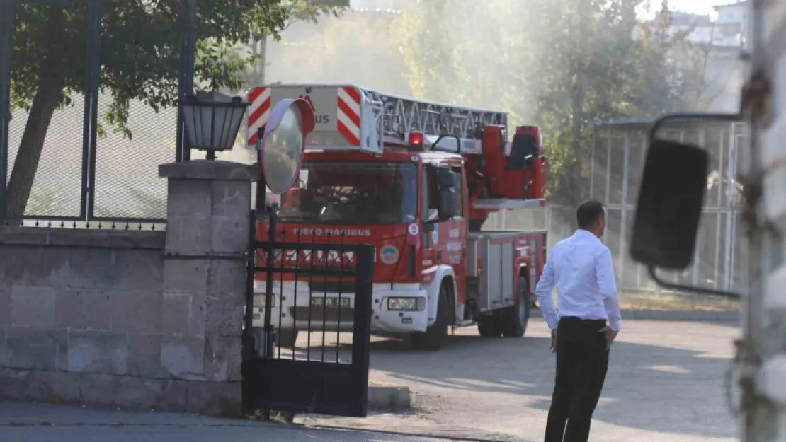 Kayseri'de fabrika hurdalığında çıkan yangın söndürüldü