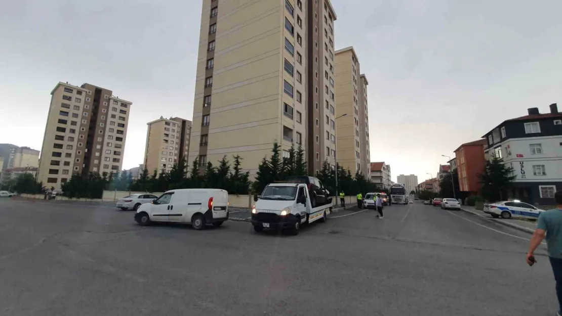 Kayseri'de iki hafif ticari araç çarpıştı: 10 yaralı
