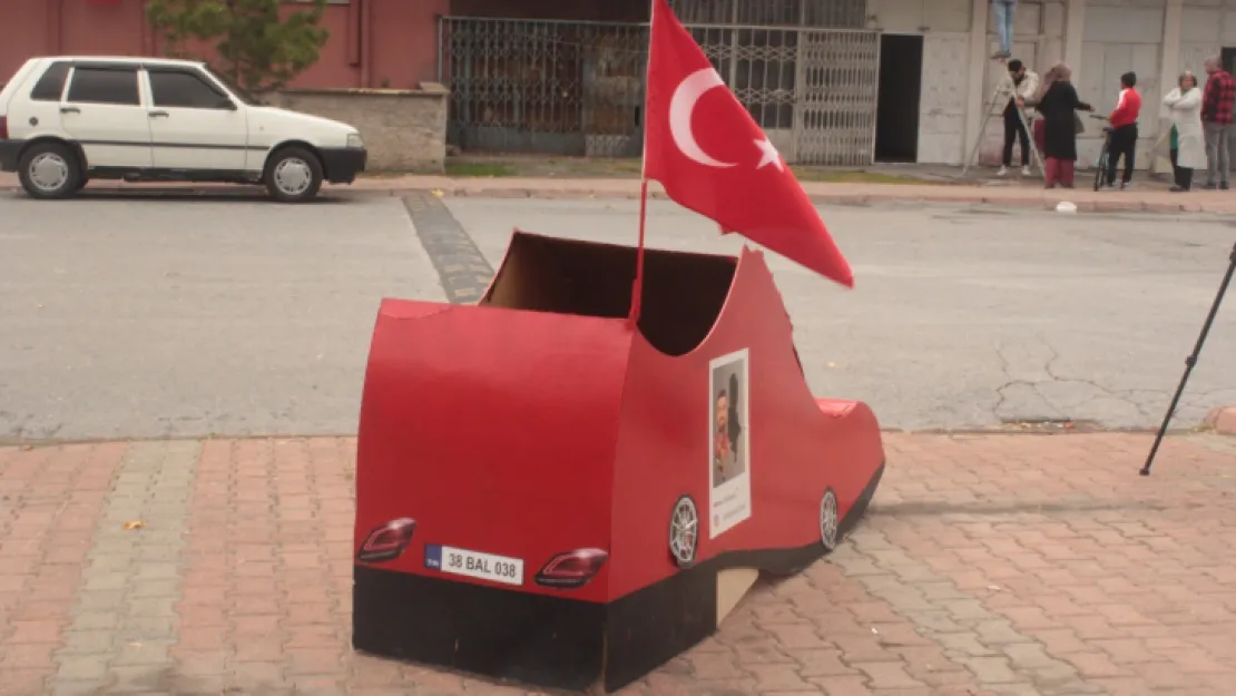 Kayseri'de ilginç bir içerik: Kundura maketinden araç yaptı