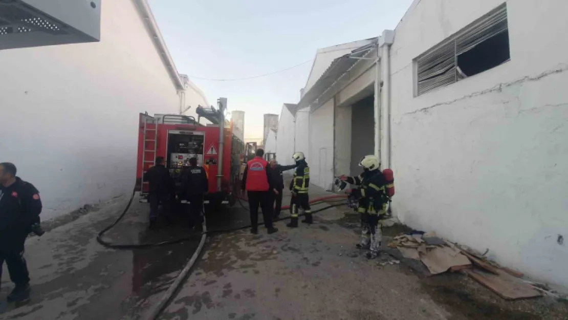 Kayseri'de iş yeri deposunda çıkan yangını itfaiye söndürdü