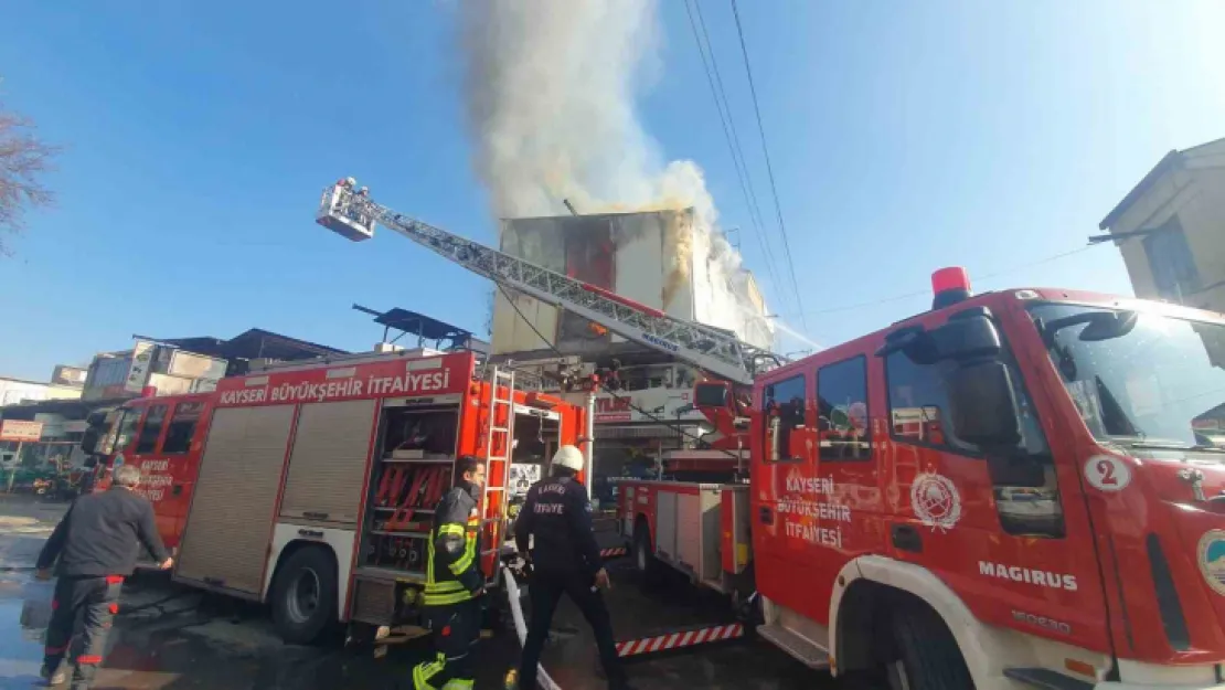 Kayseri'de iş yeri deposunda yangın