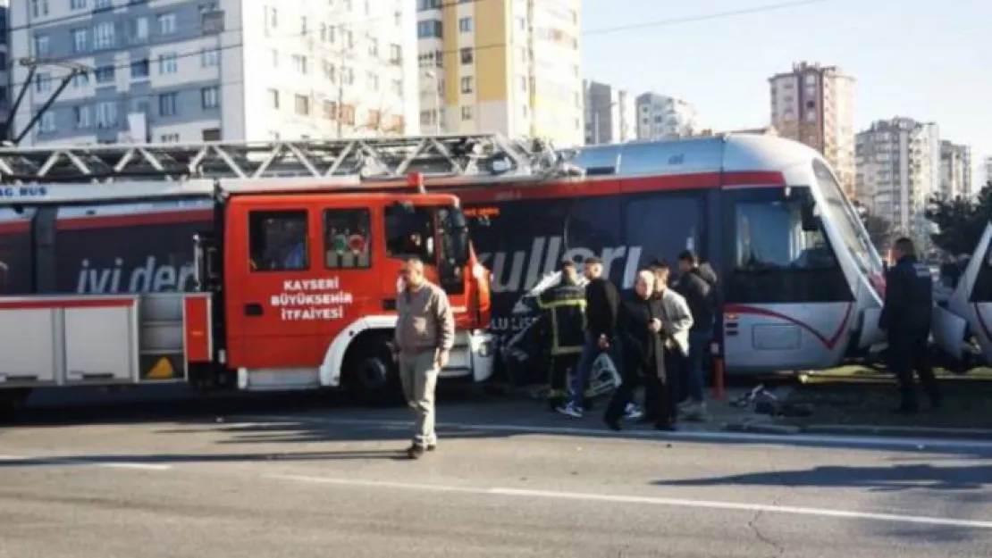 Kayseri'de İtfaiye aracı ve tramvay çarpıştı: 1 hafif yaralı