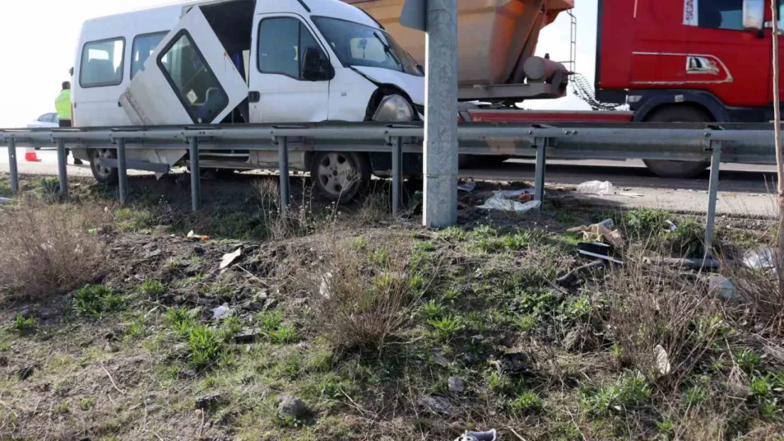 Kayseri'de kamyonet işçi servisine çarptı: 1'i ağır 10 yaralı