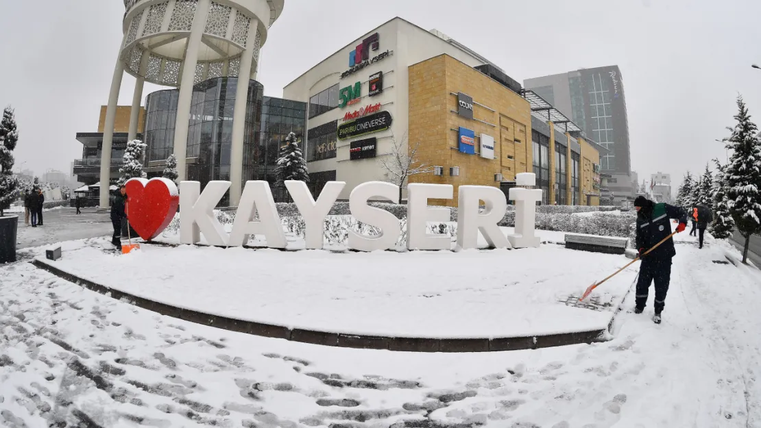 Kayseri'de kar temizliği devam ediyor